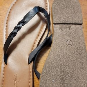 Universal Threads Flip Flops